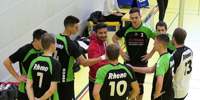 Taktikbesprechung von Rheno Volley mit Trainer und Präsident Louis Rupf (rote Jacke)