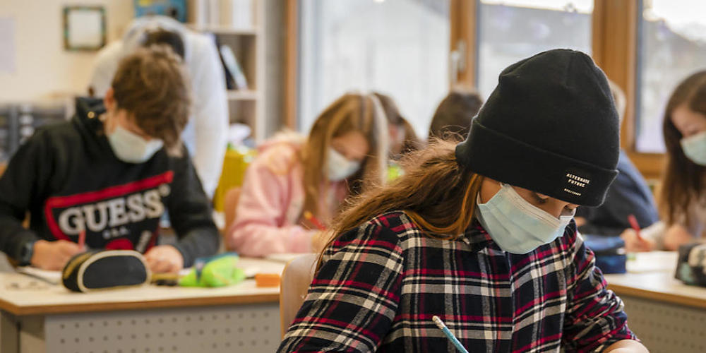 So sieht es bald auch im Kanton Zürich aus: Blick in eine sechste Klasse in Allschwil BL, wo bereits Maskenpflicht besteht.