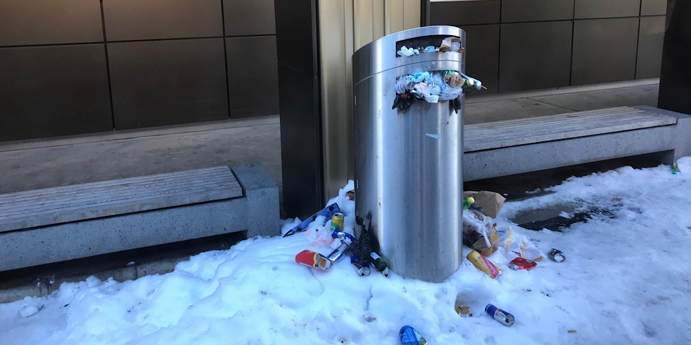 Dieser Abfalleimer an der Bushaltestelle Friedhof Bruggen wurde seit Tagen nicht geleert. (Bild: stgallen24-Leserin)