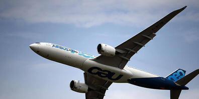 Der Flugzeugbauer Airbus will die Produktion seiner Jets wegen der Verschärfung der Corona-Krise langsamer hochfahren als bisher geplant. (Archivbild)