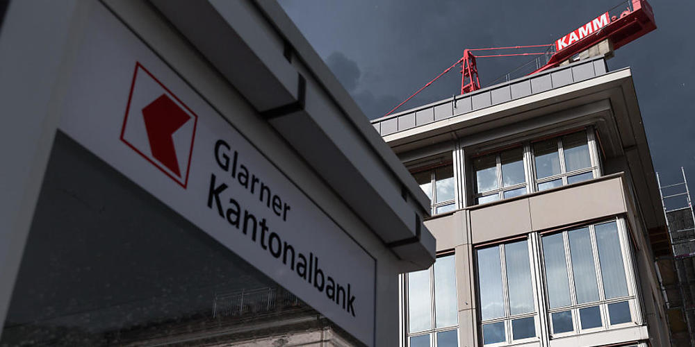 Die Glarner Kantonalbank stellt ein neues Covid-19-Hilfspaket für ihre KMU-Kunden auf die Beine. Insgesamt stellt die Bank bis zu 10 Millionen Franken zur Überbrückung von Liquiditätsengpässen zur Verfügung.(Archivbild)