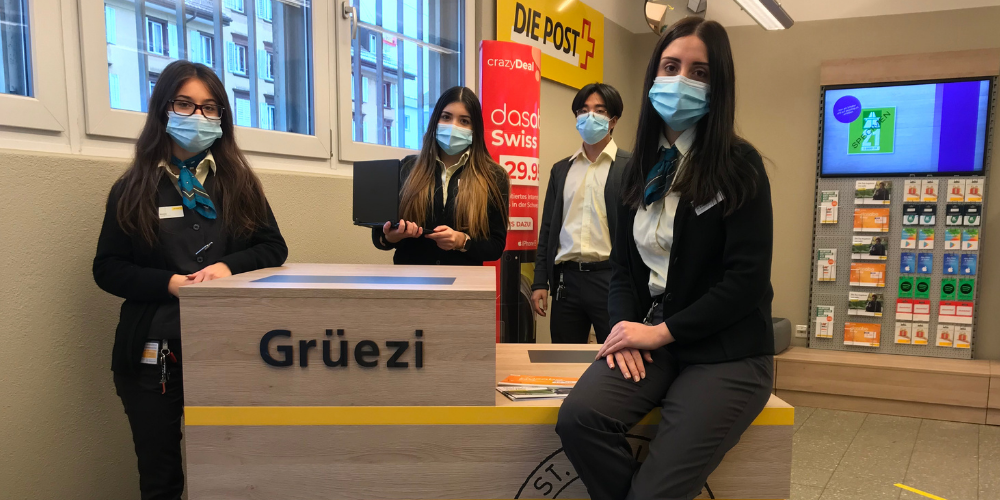 In der Postfiliale Bruggen haben die Lehrlinge das Sagen. (Bild: Miryam Koc)