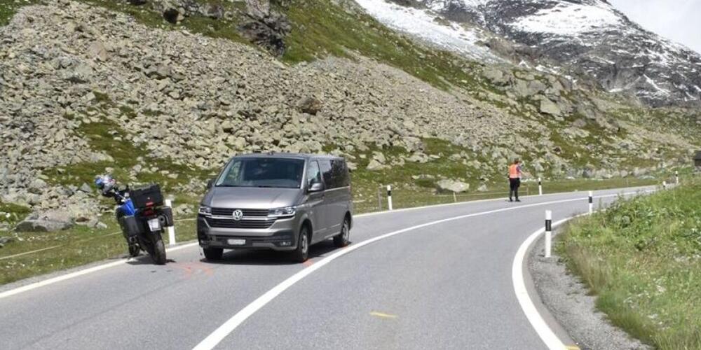 Die Motorradfahrerin aus Australien fuhr wie aus ihrer Heimat gewohnt am Julierpass auf der linken Strassenseite und kollidierte mit einem korrekt entgegenkommenden Auto.