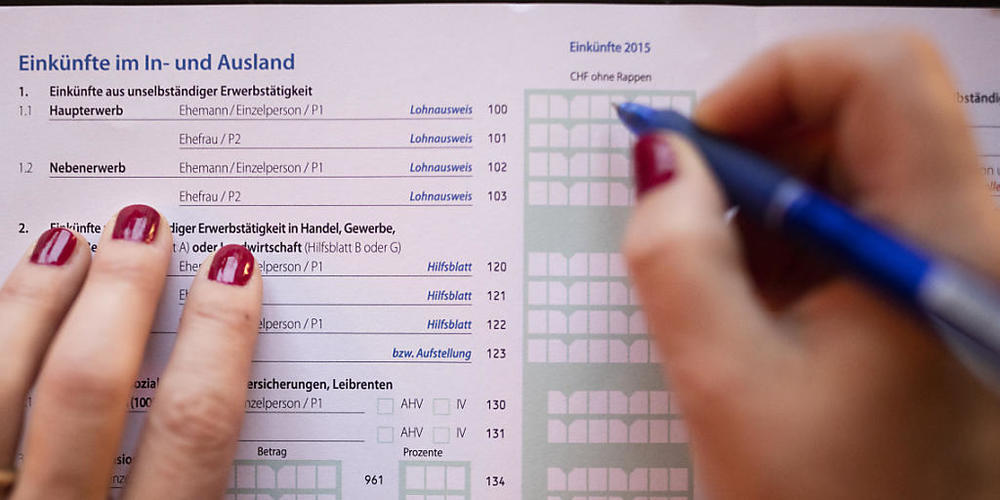 Laut den Steuererklärungen haben die Schweizer Haushalte 2017 im Schnitt rund 3'500 Franken mehr Reinkommen erzielt als noch 2007. (Themenbild)