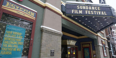 Der Schriftzug «Sundance Film Festival» ist am Egyptian Theatre zu sehen. Das berühmte Sundance Film Festival im US-Staat Utah ist im virtuellen Format eröffnet worden. Foto: Rick Bowmer/AP/dpa