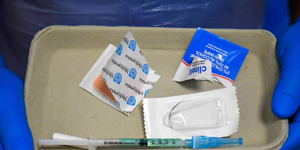 ARCHIV - Eine Spritze mit dem Impfstoff Novavax liegt in einer Pappschale im Royal Free Hospital. Foto: Kirsty O'connor/PA Wire/dpa