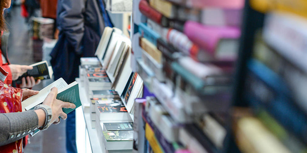 ARCHIV - Bücher liegen am Stand eines Buchverlages in den Hallen auf der Leipziger Buchmesse. Die Leipziger Buchmesse wird wegen der Corona-Pandemie erneut abgesagt. Foto: Jens Kalaene/dpa-Zentralbild/dpa