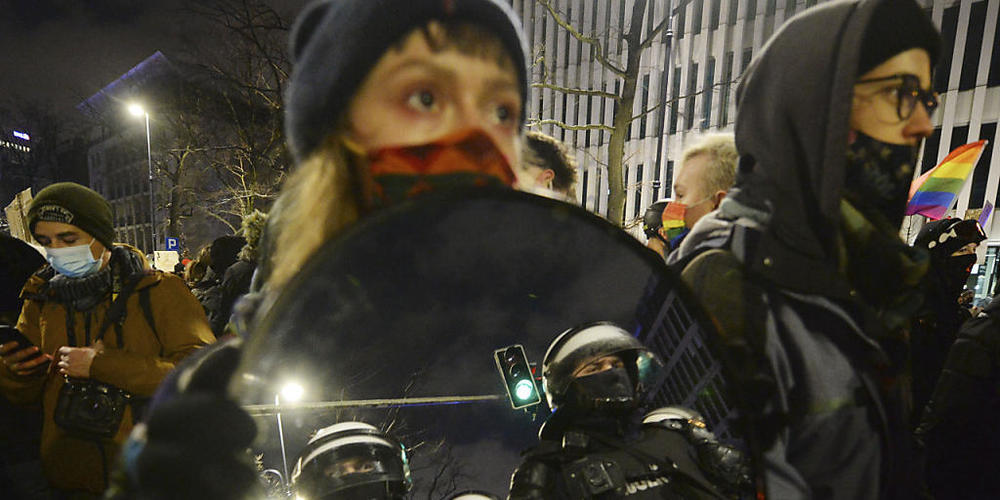dpatopbilder - Demonstranten protestieren gegen das umstrittene Abtreibungsgesetz. In Polen sind erneut viele Menschen auf die Straße gegangen, um gegen die Verschärfung des Abtreibungsrechts zu protestieren. Foto: Czarek Sokolowski/AP/dpa
