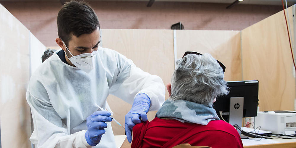 Im Tessin müssen die über 75-Jährigen weiter auf einen Impftermin warten.