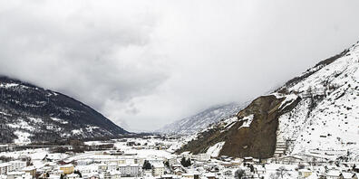 Erdrutsch in Raron: Im Hintergrund ist die Rutschzone zu erkennen.