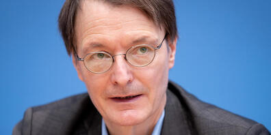 Der Bundestagsabgeordnete Karl Lauterbach (SPD) stellt in der Bundespressekonferenz eine Fraktionsübergreifende Initiative für die Neuregelung zur Sterbehilfe im Bundestag vor. Foto: Kay Nietfeld/dpa