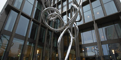 ARCHIV - Blick auf den Eingang der Europäischen Arzneimittelagentur (EMA). Foto: Peter Dejong/AP/dpa