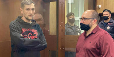 HANDOUT - Alexej Nawalnys jüngerer Bruder Oleg (l) nimmt an einer Kautionsanhörung im Moskauer Bezirksgericht Twerskoj teil. Foto: Tverskoy District Court/TASS/dpa - ACHTUNG: Nur zur redaktionellen Verwendung und nur mit vollständiger Nennung des ...
