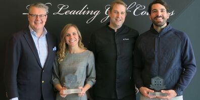 Erfolgreiches Team am Swiss Golf Award 2021: Ralph Polligkeit (Director of Golf & Sports), Sandra Raith (Chef de Service), Michael Pilman (Küchenchef) und Jonas Friedrich (Head Greenkeeper) (Bild: Credit Grand Resort Bad Ragaz)