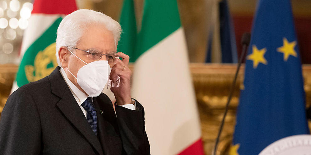 Beim Ausloten der Machtoptionen moderiert Staatspräsident Mattarella die Debatten. Am Ende liegt es beim Staatschef, einen Politiker mit der Regierungsbildung zu beauftragen oder vorgezogene Wahlen zu erwirken. Foto: Alessandra Tarantino/AP/dpa