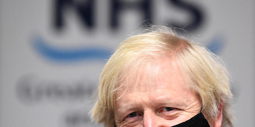 Boris Johnson, Premierminister von Großbritannien, besucht britische Soldaten in einem Impfzentrum. Foto: Jeff Mitchell/PA Wire/dpa