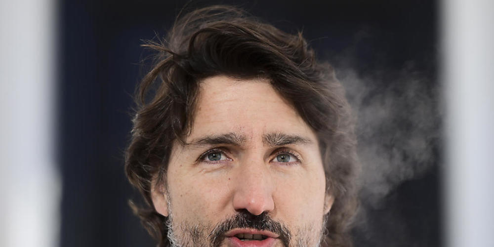 Justin Trudeau, Premierminister von Kanada, spricht auf einer Pressekonferenz. Kanada hat in der Corona-Pandemie aus Sorge vor einer Verbreitung der Virusmutationen weitere Reisebeschränkungen erlassen. Foto: Sean Kilpatrick/The Canadian Press/AP/dpa