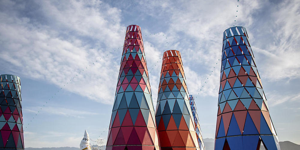 ARCHIV - Musikfans besuchen das Coachella Music  Arts Festival 2019 im Empire Polo Club. Wegen der Corona-Pandemie wird das legendäre Coachella-Festival in Kalifornien erneut abgesagt. Foto: Amy Harris/Invision/AP/dpa