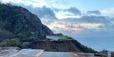 HANDOUT - Ein Abschnitt des Highway 1 ist nach einem schweren Regensturm eingestürzt. Foto: -/Caltrans/AP/dpa - ACHTUNG: Nur zur redaktionellen Verwendung und nur mit vollständiger Nennung des vorstehenden Credits