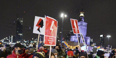 In Warschau wird gegen das umstrittene Abtreibungsgesetz protestiert. Foto: Czarek Sokolowski/AP/dpa