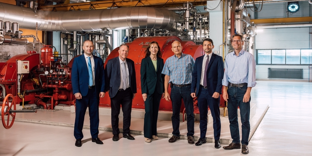 Lancieren ein Pilotprojekt: (v.l.n.r.) Ilja Mikenberg (Global Head Process Solutions Sulzer), Christian Schucan (Verwaltungsratspräsident KEZO), Suzanne Thoma (Executive Chairwoman Sulzer), Daniel Böni (Geschäftsführer KEZO),  Simone Riacà (Regional Sales Manager Sulzer), Urs Dubs (Projektleiter KEZO).