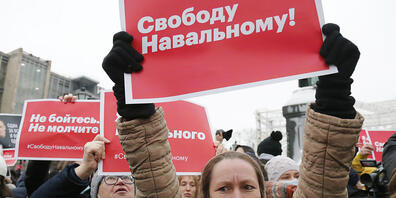 Frauen halten Plakate, auf denen geschrieben steht «Freiheit für Nawalny!» (r) und «Habt keine Angst. Seid nicht still» während einer Demonstration gegen die Inhaftierung des Oppositionsführers Nawalny. Foto: Alexander Zemlianichenko/AP/dpa