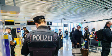Passagiere werden bei ihrer Einreise nach Deutschland kontrolliert. Foto: Andreas Arnold/dpa