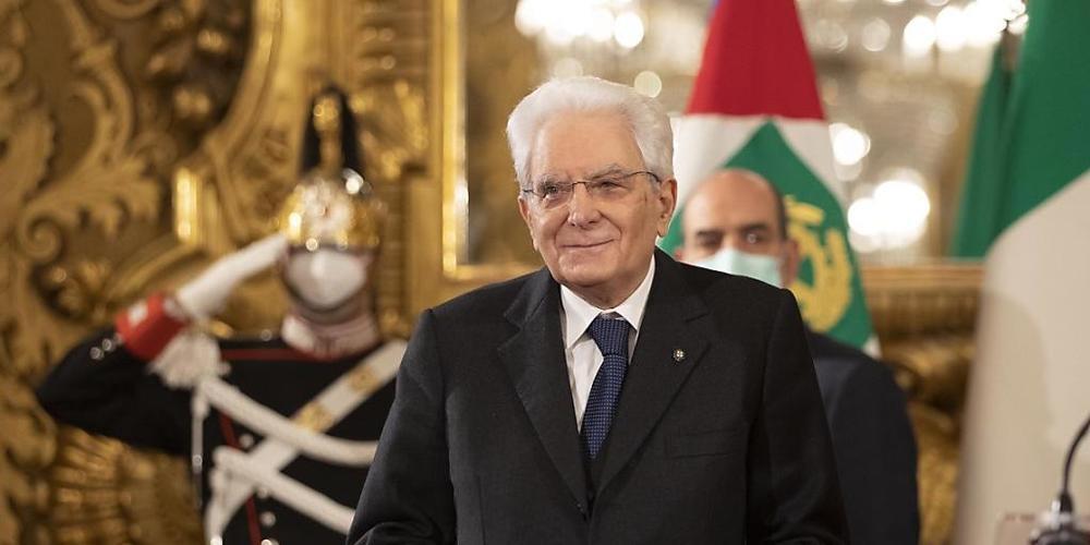 Sergio Mattarella, Staatspräsident von Italien, verlässt nach einer Pressekonferenz den Präsidentenpalast. Foto: Alessandra Tarantino/AP/dpa