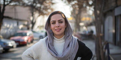 Anisa Schahid, eine der bekanntesten afghanischen Journalistinnen, steht auf dem Gelände des TV-Senders Tolonews in Kabul. Foto: Arne Immanuel Bänsch/dpa