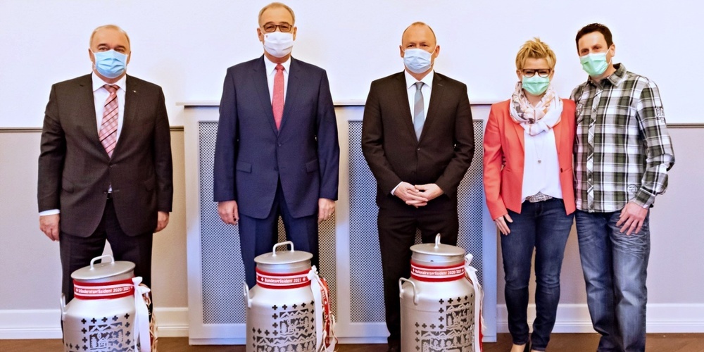 Susan von Aarburg-Kern und ihr Ehemann Thomas von Aarburg übergaben (v.l.n.r.) Alex Kuprecht, Guy Parmelin und Andreas Aebi echte Schweizer Milchkannen-Laternen.