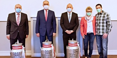 Susan von Aarburg-Kern und ihr Ehemann Thomas von Aarburg übergaben (v.l.n.r.) Alex Kuprecht, Guy Parmelin und Andreas Aebi echte Schweizer Milchkannen-Laternen.