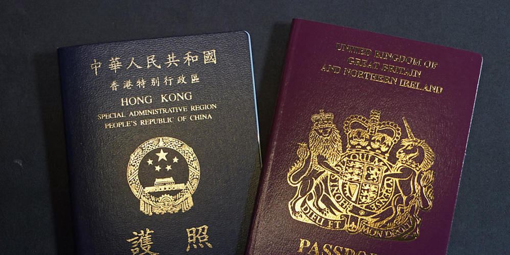 Ein British National Overseas Pass (r, BNO) und ein Hongkong Special Administrative Region of the People's Republic of China Passport sind abgebildet. Foto: Kin Cheung/AP/dpa