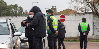 Grenzpolizisten kontrollieren an der spanisch-portugiesischen Grenze Fahrzeuge. Foto: Javier Pulpo/EUROPA PRESS/dpa