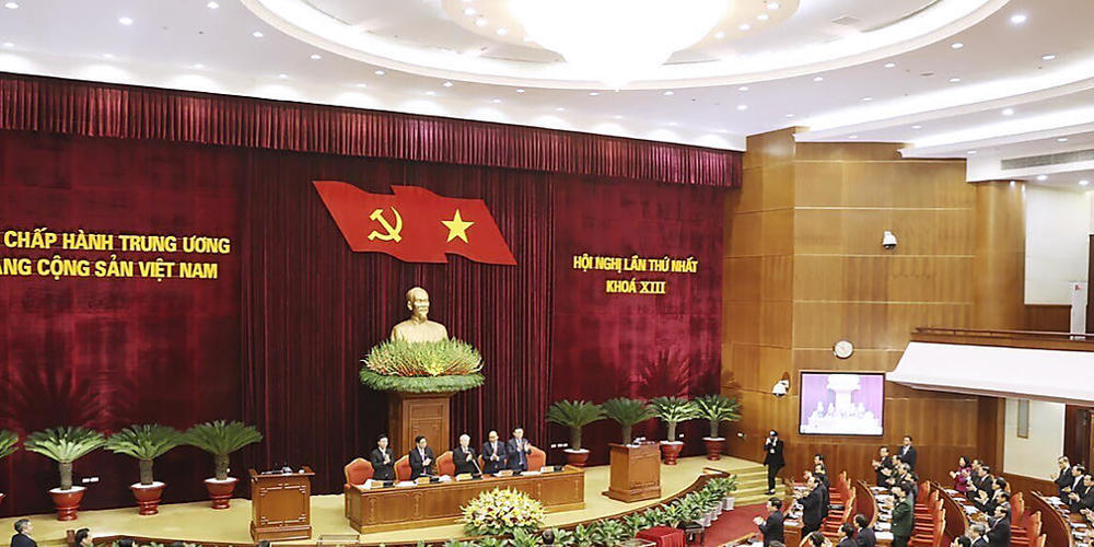 Das Zentralkomitee der Kommunistischen Partei Vietnams bei einer Sitzung. Foto: LÍ TrÌ Dung/Vietnam News Agency/AP/dpa