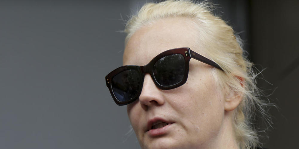 ARCHIV - Julia Nawalnaja, Ehefrau von Alexej Nawalny, spricht mit Journalisten in Omsk. Foto: Evgeniy Sofiychuk/AP/dpa