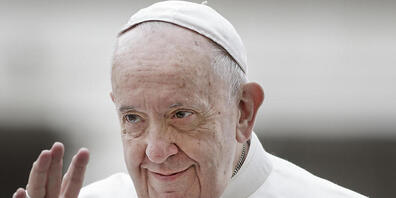 ARCHIV - Papst Franziskus begrüßt die Gläubigen, als er zur wöchentlichen Generalaudienz auf dem Petersplatz ankommt. Foto: Giuseppe Ciccia/SOPA Images via ZUMA Wire/dpa