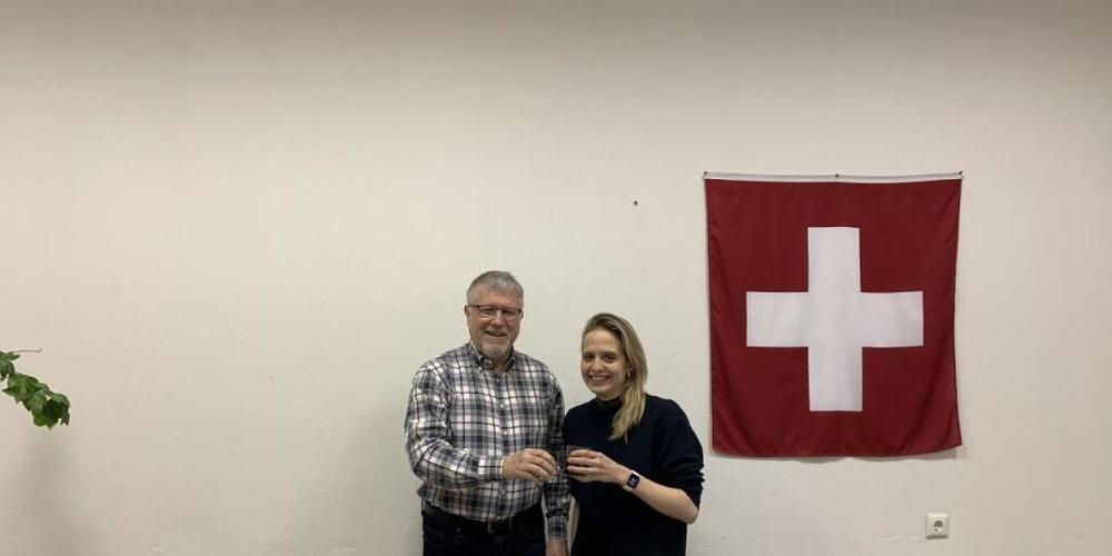 Nach der Freilassung: Der Schweizer Botschafter in Minsk, Claude Altermatt, stösst mit SRF-TV-Journalistin Luzia Tschirky an.