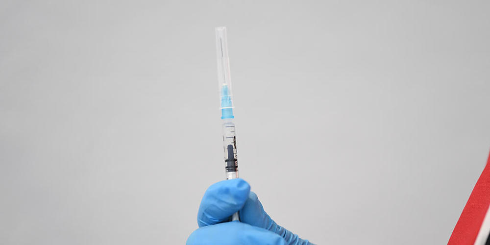 Eine medizinische Fachkraft hält eine Spritze  in der Hand. Foto: Felix Kästle/dpa