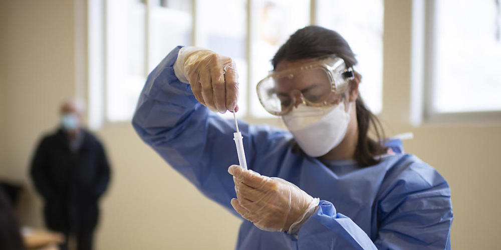 In Arosa GR sind hauptsächlich im Umfeld der Schule Ansteckungen mit dem Coronavirus gefunden worden. (Themenbild)