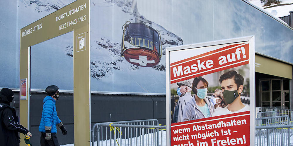 Wer bestimmte Schutzmassnahmen gegen das Coronavirus nicht einhält, kann ab Montag mit einer Ordnungsbusse gebüsst werden. (Archivbild)