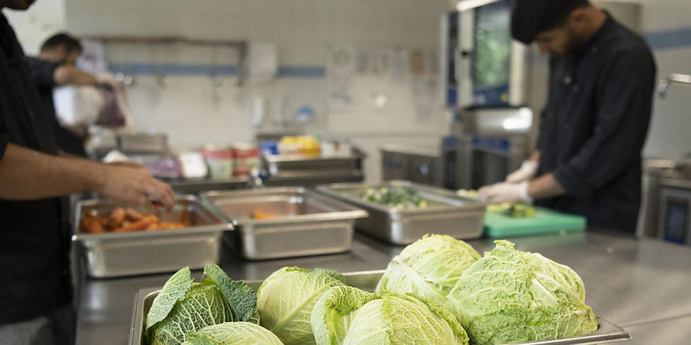 Asylsuchende in der Küche im Bundesasylzentrum (BAZ) Embrach im Kanton Zürich. (Archivbild)