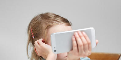 Kinderschutz-Apps sollen Eltern helfen, das mobile Verhalten ihrer Kinder zu überwachen und einzuschränken. Doch die Mehrheit der Apps geben private Daten gemäss einer Studie ohne die Zustimmung des Nutzers weiter. (Symbolbild)