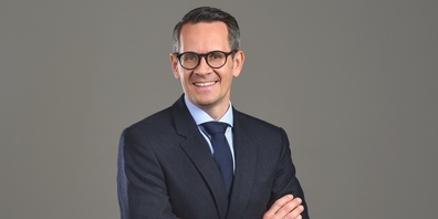 Ruckstuhl (*1974) ist in Basel aufgewachsen und absolvierte an der dortigen Universität ein Medizinstudium.