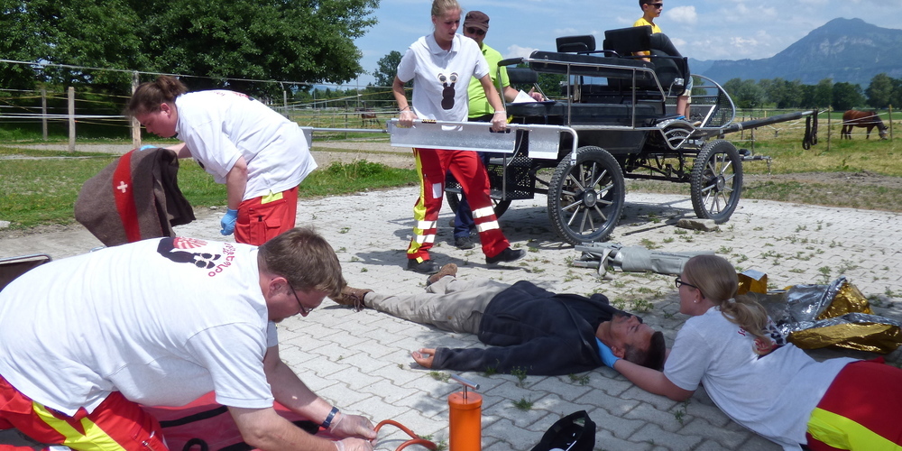 Mit Übungen und Wettbewerben halten sich die Samariter fit für den Notfall (Bilder: Archiv Ulrike Huber)