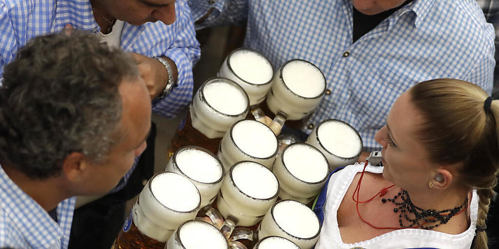 Als man Bier noch gemeinsam trinken konnte - Bierabsatz in Deutschland eingebrochen (Symbolbild)
