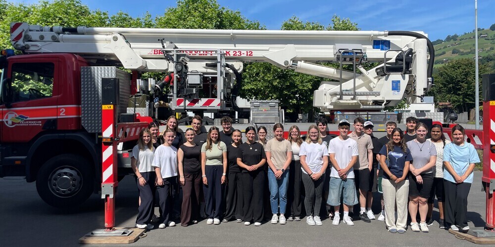 Wenn Lehrlinge reisen: Die Lehrlinge der Oberrheintaler Gemeinden besuchten auf ihrem Lehrlingsausflug die Feuerwehr Altstätten-Eichberg