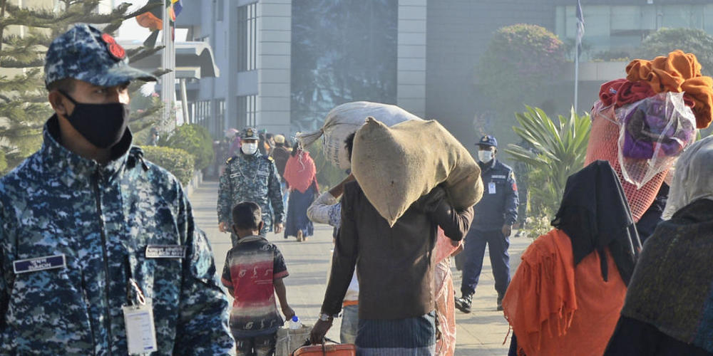 Rohingya-Flüchtlinge tragen ihre Habseligkeiten, während sie auf die Insel Bhasan Char umgesiedelt werden. Die Behörden entsendeten eine dritte Gruppe von Rohingya-Flüchtlingen auf die Insel Bhasan Char, obwohl Menschenrechtsgruppen einen Stopp de...