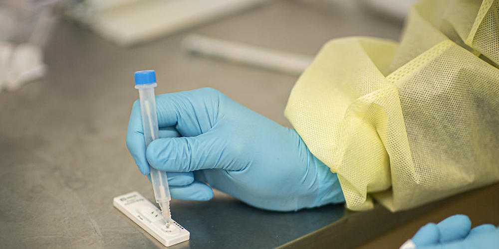 Ein Arzt macht einen Coronavirus-Schnelltest. (Archivbild)