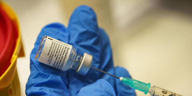 ARCHIV - Ein Arzt bereitet eine Dosis mit einem Impfstoff gegen das Coronavirus vor. Wer derzeit bereits geimpft werden darf, hängt von der Priorisierung durch die Impfverordnung ab. Foto: Frank Rumpenhorst/dpa-Pool/dpa