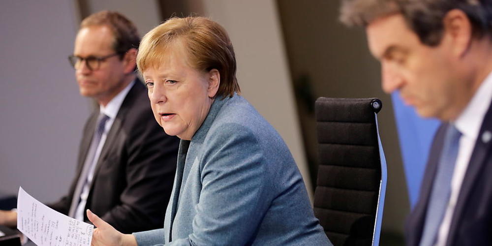 Bundeskanzlerin Angela Merkel äußert sich nach Ende des «Impfgipfels» auf einer Pressekonferenz. Neben ihr der bayerische Ministerpräsident Markus Söder (vorne) und Berlins Regierender Bürgermeister Michael Müller. Foto: Hannibal Hanschke/Reuters-...